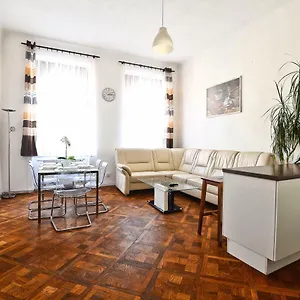 spacious-cozy-apartments-in-centre.praguehotelsweb.com/