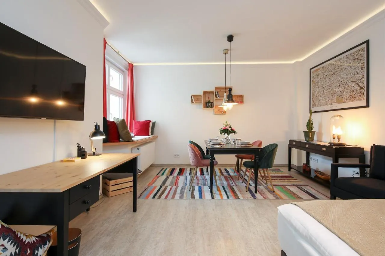 4 Personen Altbau nahe Kurfürstendamm Berlin