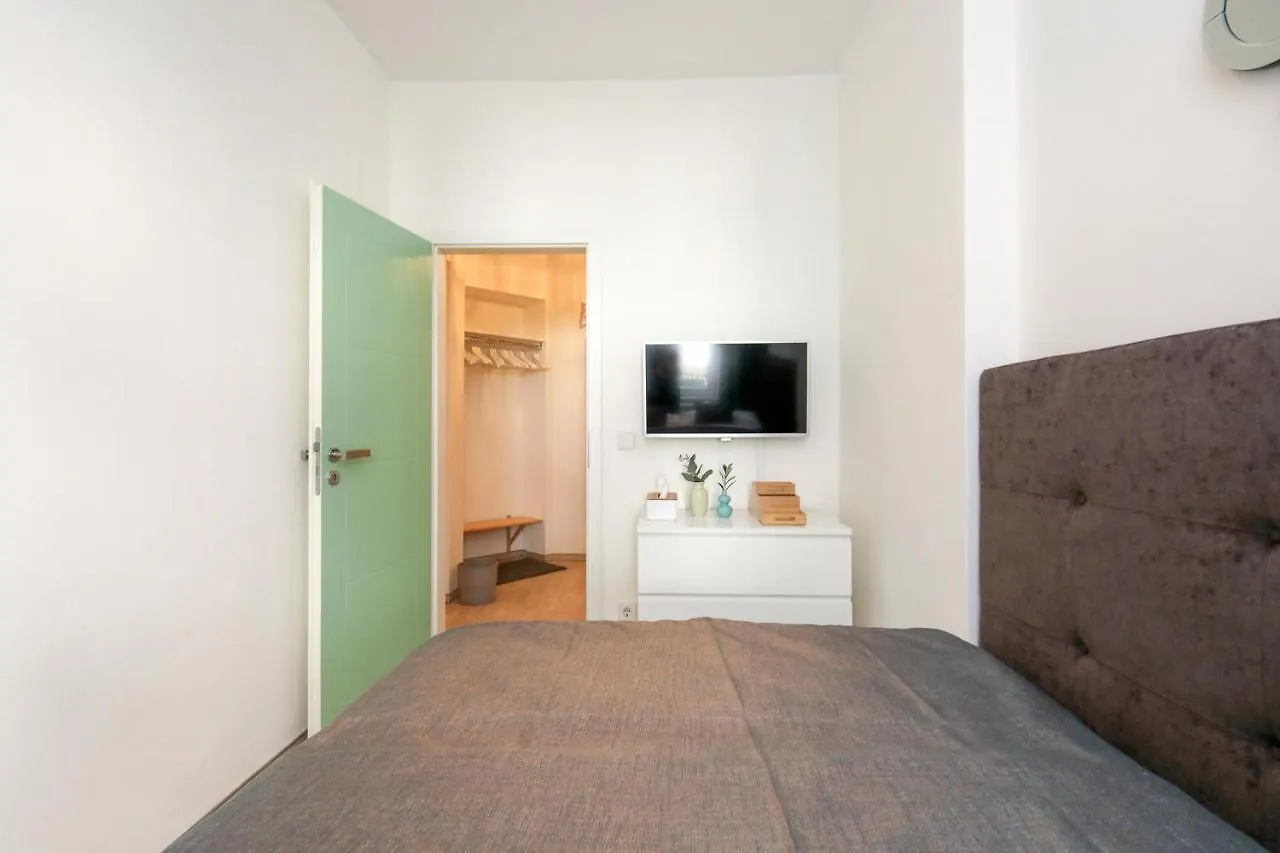 4 Personen Altbau nahe Kurfürstendamm Berlin 0*,